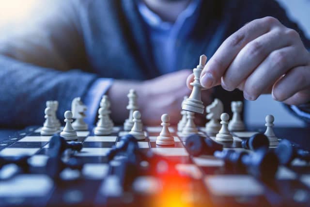 Gambit co to znaczy? Zrozumienie ryzykownych strategii w szachach Gambit co to znaczy? Zrozumienie ryzykownych strategii w szachach